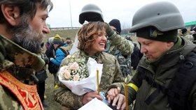 Svatba za války: Ukrajinští branci si řekli ano přímo na bojové linii. Nesundali ani uniformy