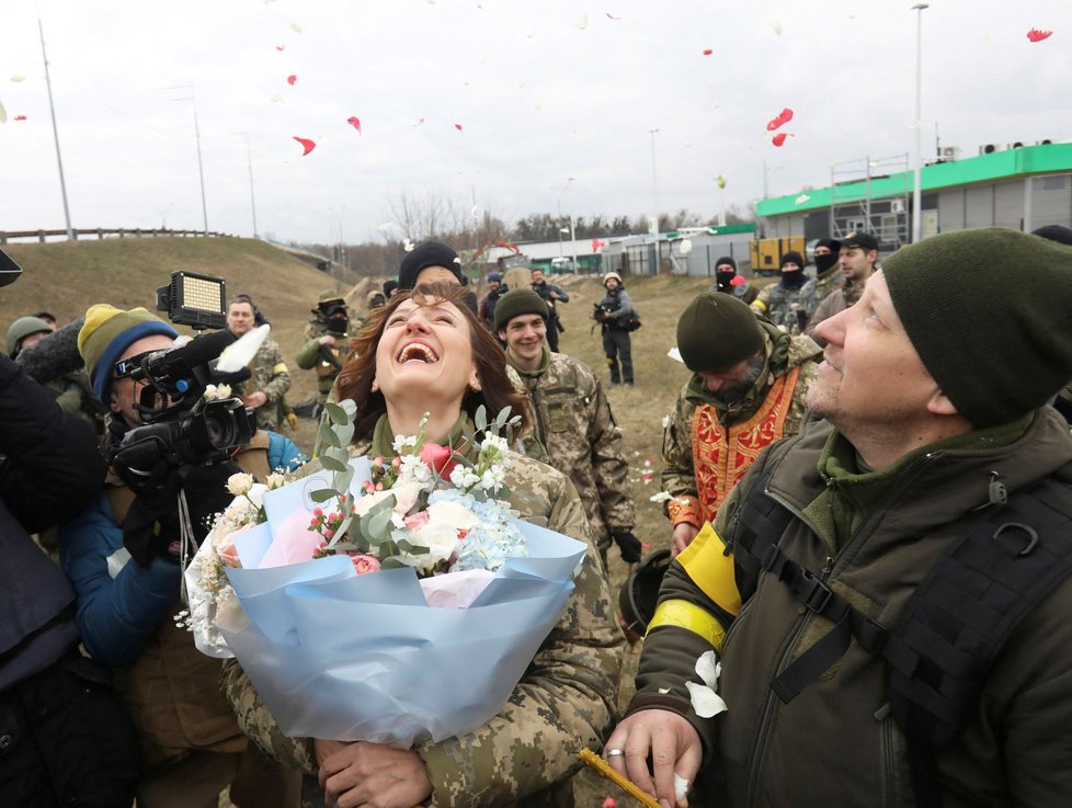 Svatba na bojové linii v Kyjevě (6. 3. 2022)