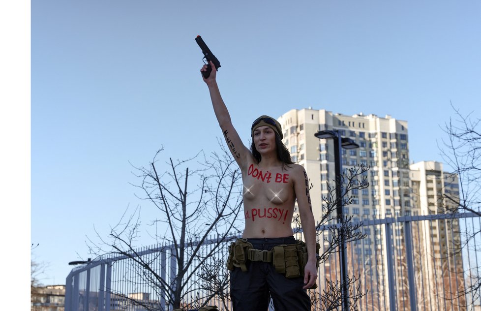 &#34;Ulitý start, sralbotky!&#34; Femen kritizuje odchod amerických diplomatů z Kyjeva.