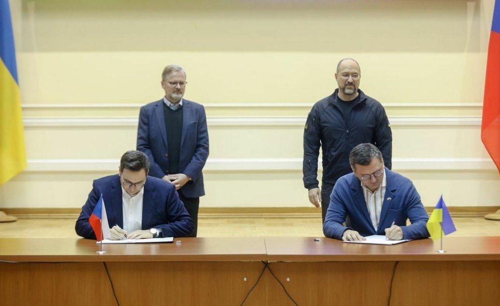 Zasedání české a ukrajinské vlády v Kyjevě: Premiér Petr Fiala (ODS), ukrajinský premiér Denys Šmyhal, ministr zahraničí Jan Lipavský (Piráti) a ukrajinský ministr zahraničí Dmytro Kuleba (31.10.2022)