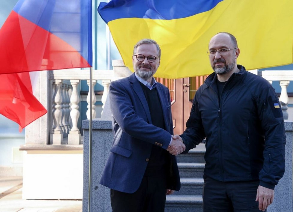 Zasedání české a ukrajinské vlády v Kyjevě: Premiér Petr Fiala (ODS) a ukrajinský premiér Denys Šmyhal (31. 10. 2022)