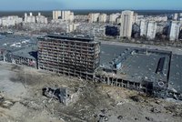 Ostřelovaný Kyjev: Nový zákaz vycházení, 8 mrtvých po útoku na nákupní centrum
