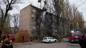 Hasiči zasahují v Kyjevě, který byl opět terčem ruského ostřelování v sérii útoků po celé Ukrajině (15. 11. 2022)