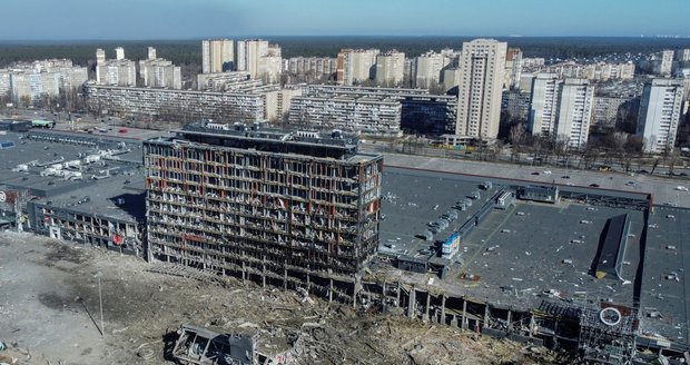 Ostřelovaný Kyjev: Nový zákaz vycházení, 8 mrtvých po útoku na nákupní centrum