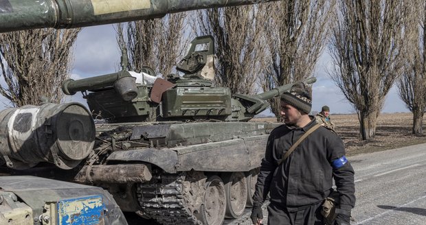 Ukrajinci hlásí: Rusové přišli o 17 tisíc vojáků, 586 tanků a 123 letadel 