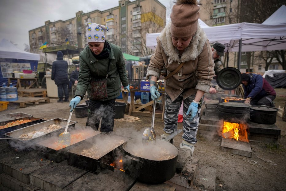 Příprava jídla pro vojáky v Kyjevě (7.3.2022)