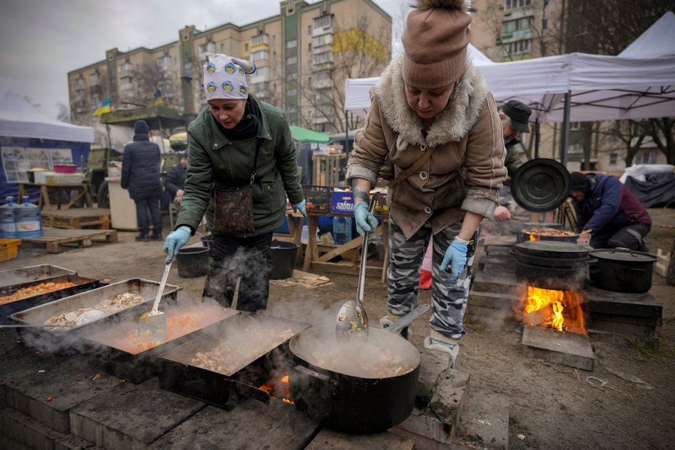 Příprava jídla pro vojáky v Kyjevě (7. 3. 2022)