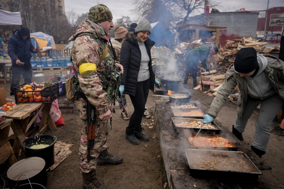 Příprava jídla pro vojáky v Kyjevě (7. 3. 2022)