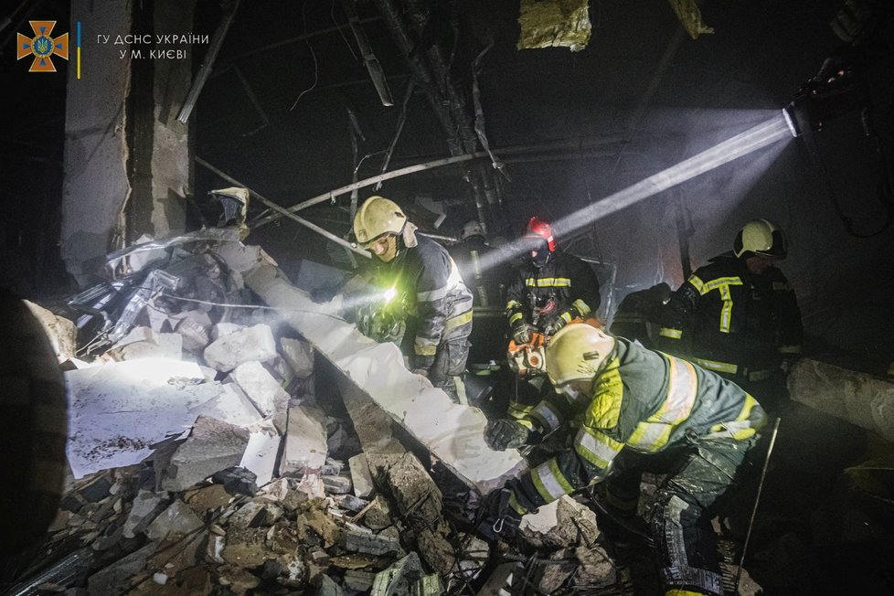 Rusové v Kyjevě zasáhli obchodní dům. (21.3.2022)