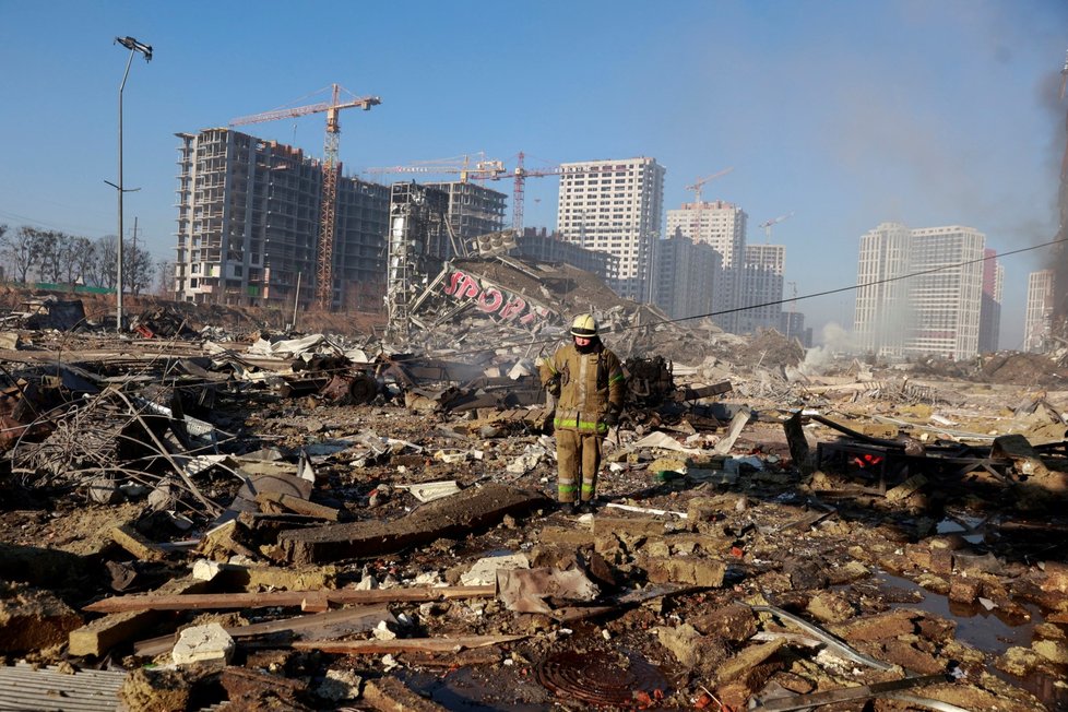 Rusové v Kyjevě zasáhli obchodní dům. (21. 3. 2022)