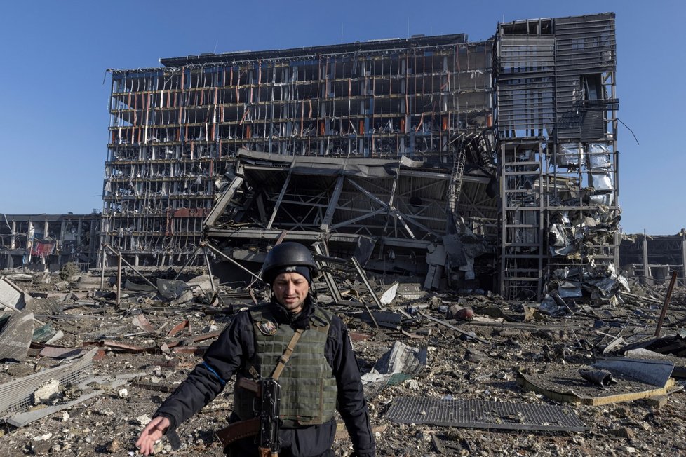 Rusové v Kyjevě zasáhli obchodní dům (21. 3. 2022).