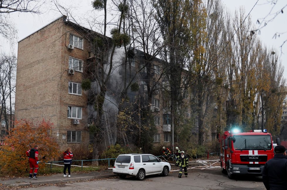 Hasiči zasahují v Kyjevě, který byl opět terčem ruského ostřelování v sérii útoků po celé Ukrajině.