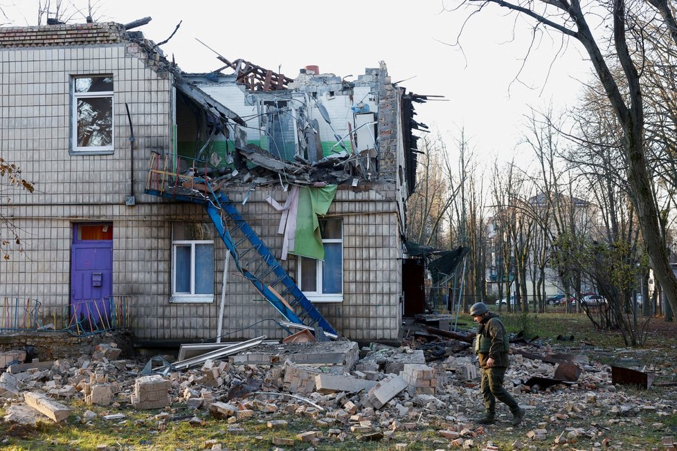 Následky dronového útoku v Kyjevě (25.11.2023)