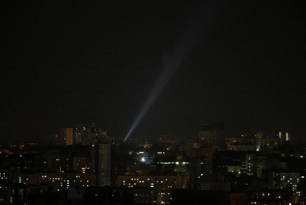 Ukrajinští vojáci používají reflektor při hledání dronů (Kyjev 19.5.2023).