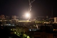 Rozsáhlý noční útok Rusů na Kyjev: Tři ranění a „maximální počet útočných raket v nejkratším čase“