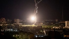 Velký noční útok Rusů na Kyjev: Nejméně tři zranění, Ukrajinci zničili 6 střel Kinžal