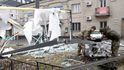 ukrajinští policisté prohlížejí zbytky střely, která dopadla na ulici v Kyjevě