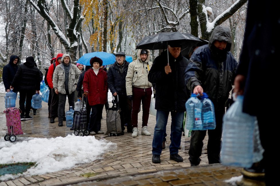 Lidé v Kyjevě stojí v řadě na pitnou vodu (28.11.2022)