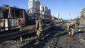 Ohořelý armádní vůz na ulicích Kyjeva