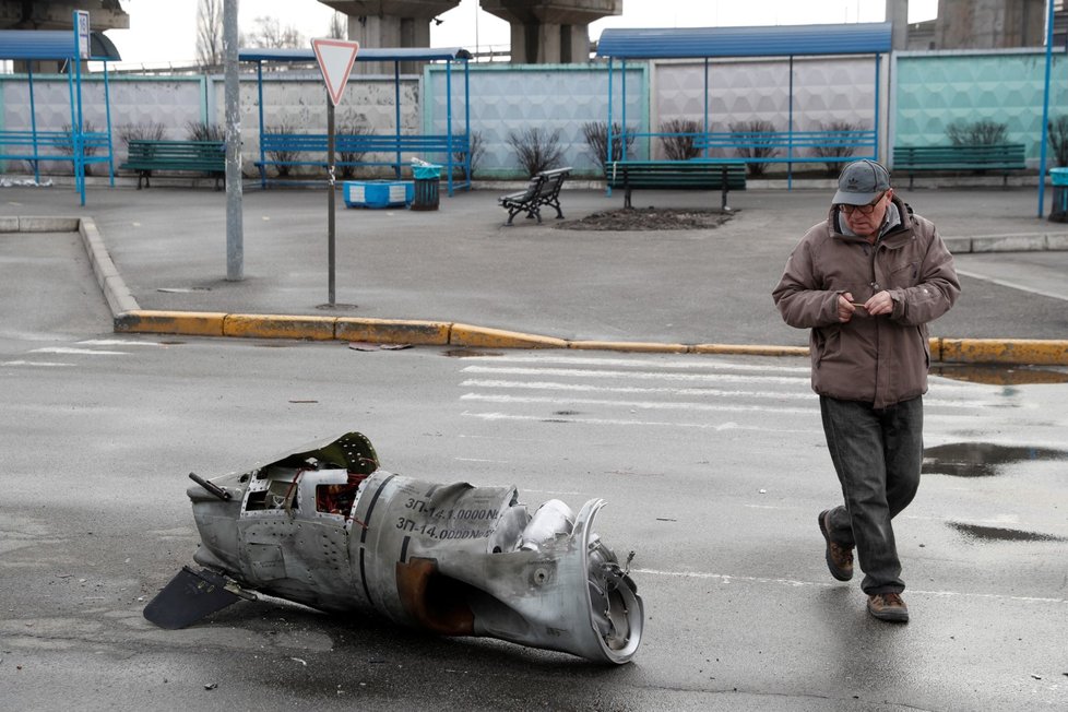 Válka na Ukrajině: Na ulicích se během války povalují i zbytky vybouchnutých raket (4.3.2022).