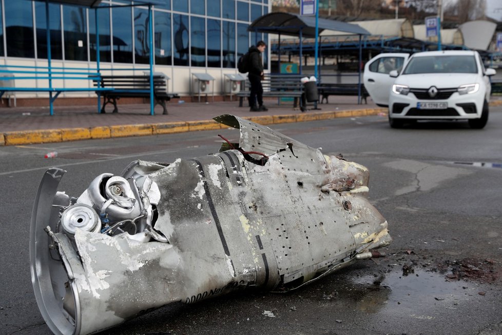 Válka na Ukrajině: Na ulicích se během války povalují i zbytky vybouchnutých raket (4.3.2022)