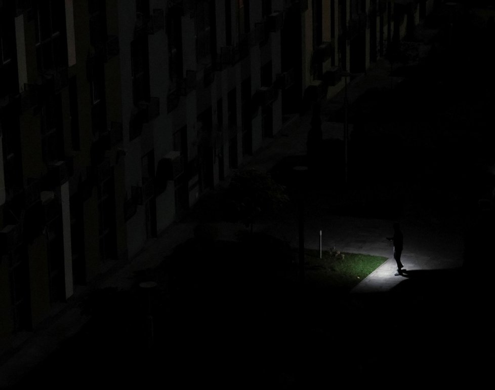Kyjev zahalený do tmy. Výpadky elektřiny jsou ve městě každodenní realitou.