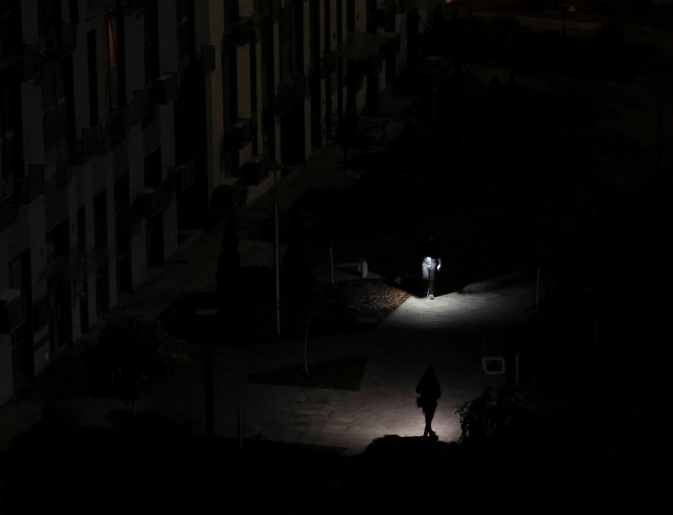 Kyjev zahalený do tmy. Výpadky elektřiny jsou ve městě každodenní realitou