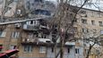 Pohled ukazuje obytnou budovu poškozenou ostřelováním v Mykolajivu