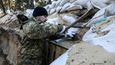 Příslušník ukrajinských sil územní obrany připravuje opevnění na obranu města.