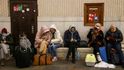 Lidé se ukrývají před ruskými útoky v kyjevském metru.