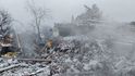 Pohled ukazuje zničené budovy a vozidla v rezidenční čtvrti v Žitomiru