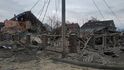 Pohled ukazuje budovy poškozené ostřelováním v oblasti Zhytomyr