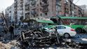 Budova a vozidlo zničené ostřelováním, zatímco ruský útok na Ukrajinu pokračuje.