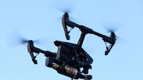 Na snímku je dron vyvinutý příslušníky ukrajinských sil územní obrany pro shazování Molotovových koktejlů.