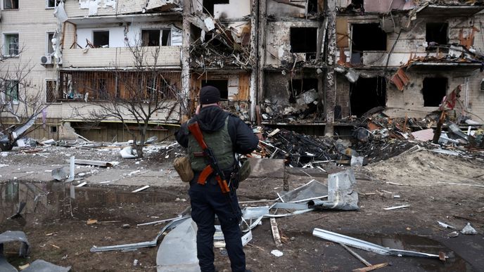 Lidé opouštějí Kyjev poté, co Rusko zahájilo masivní vojenskou operaci proti Ukrajině