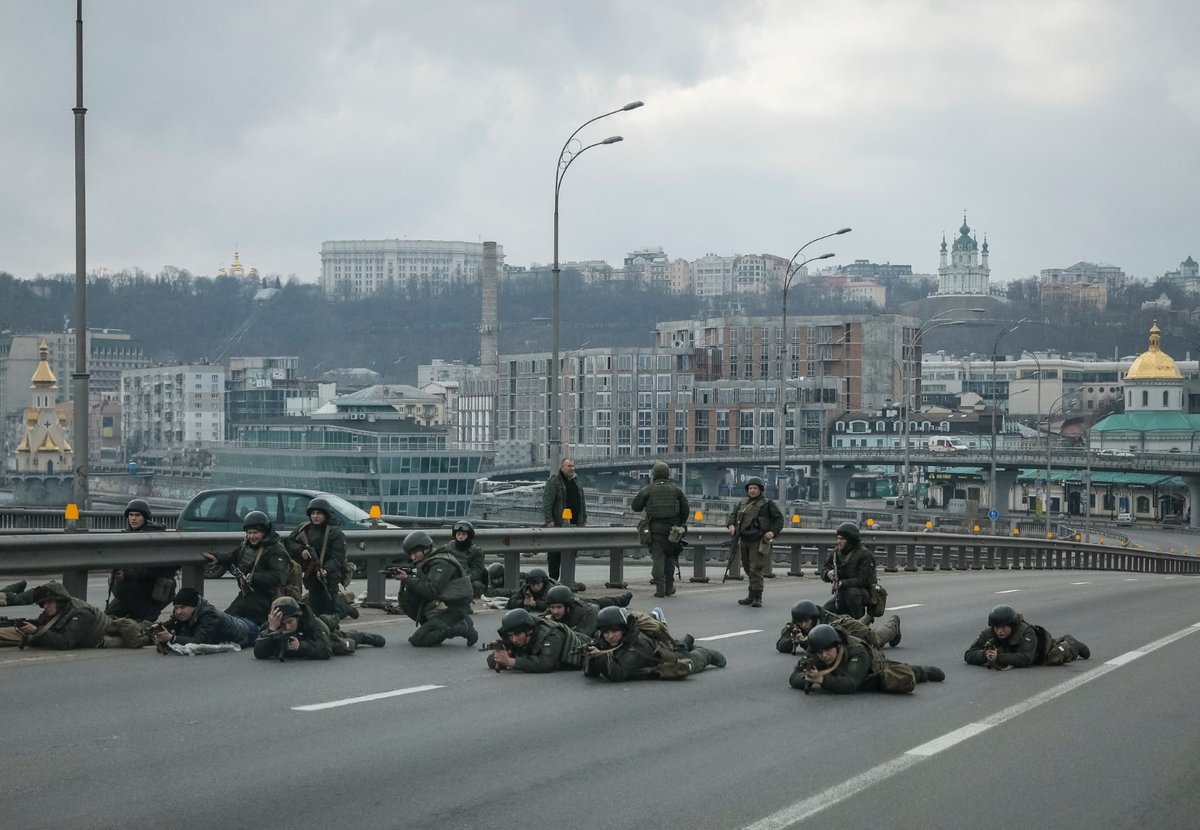 Vojáci ukrajinské národní gardy zaujímají pozice v centru Kyjeva