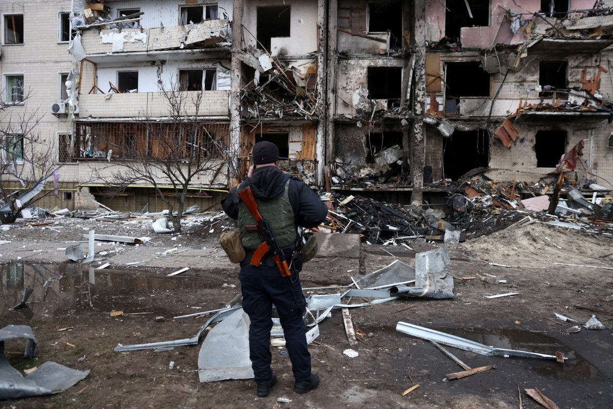 Lidé opouštějí Kyjev poté, co Rusko zahájilo masivní vojenskou operaci proti Ukrajině