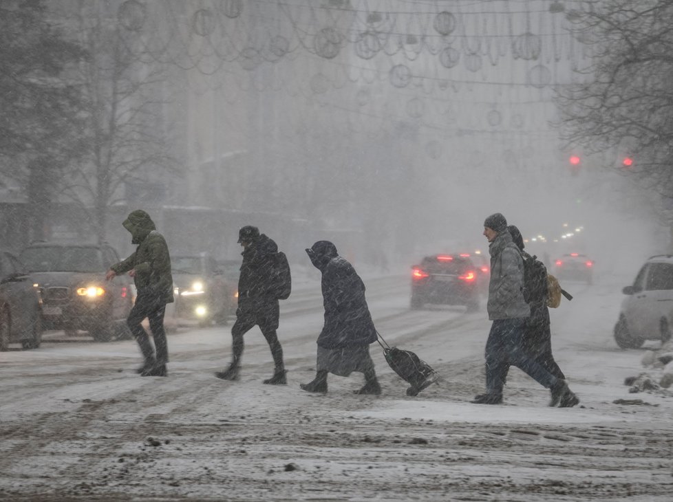 Na Ukrajinu již definitivně přišla zima, závěje se tvoří už i v centru Kyjeva (7.12.2022)