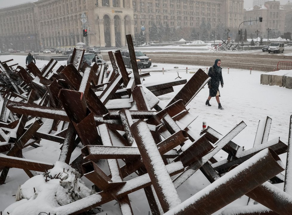 Na Ukrajinu již definitivně přišla zima, závěje se tvoří už i v centru Kyjeva (7.12.2022)