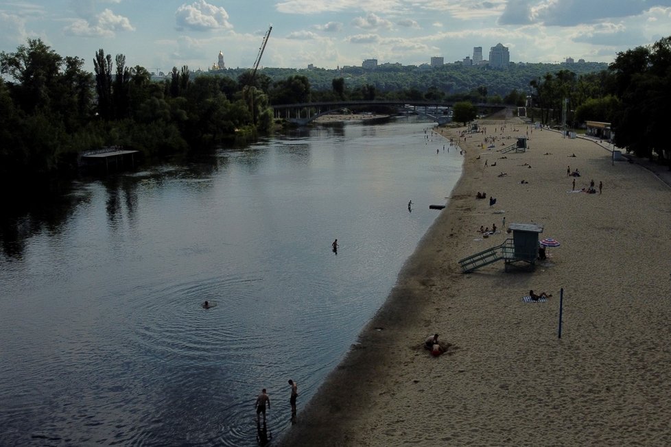 Kyjev: Písečná pláž na Dněpru, 9. června.