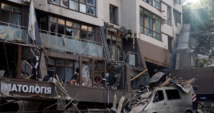 ONLINE: Rozsáhlé raketové útoky Rusů! Exploze v Kyjevě, zasažené bytovky i výpadky proudu v řadě měst