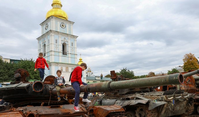 Výstava zničené ruské vojenské techniky v centru Kyjeva