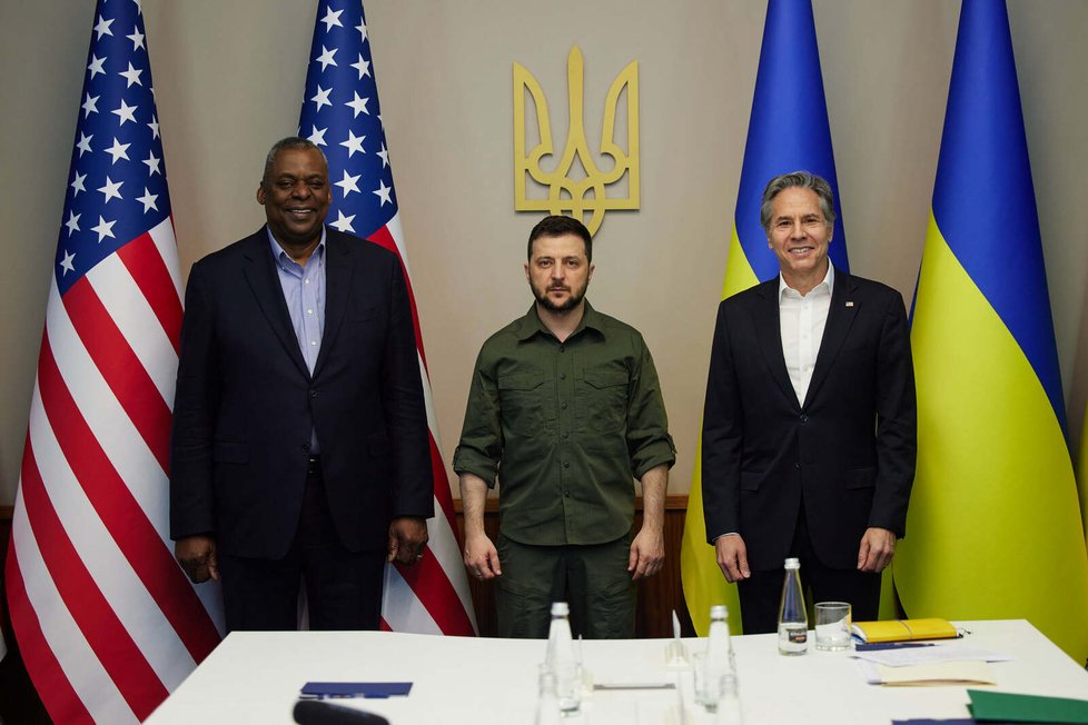 Válka na Ukrajině: Americký ministr obrany Lloyd Austin a ministr obrany Antony Blinken během návštěvy v Kyjevě (25. 4. 2022)