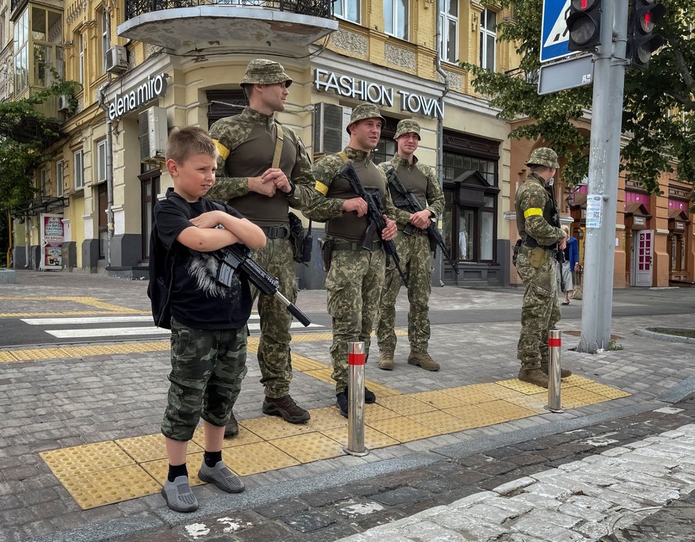 Válka na Ukrajině: Chlapec se s hračkou přidal k hlídce v hlavním městě (22.6.2022)