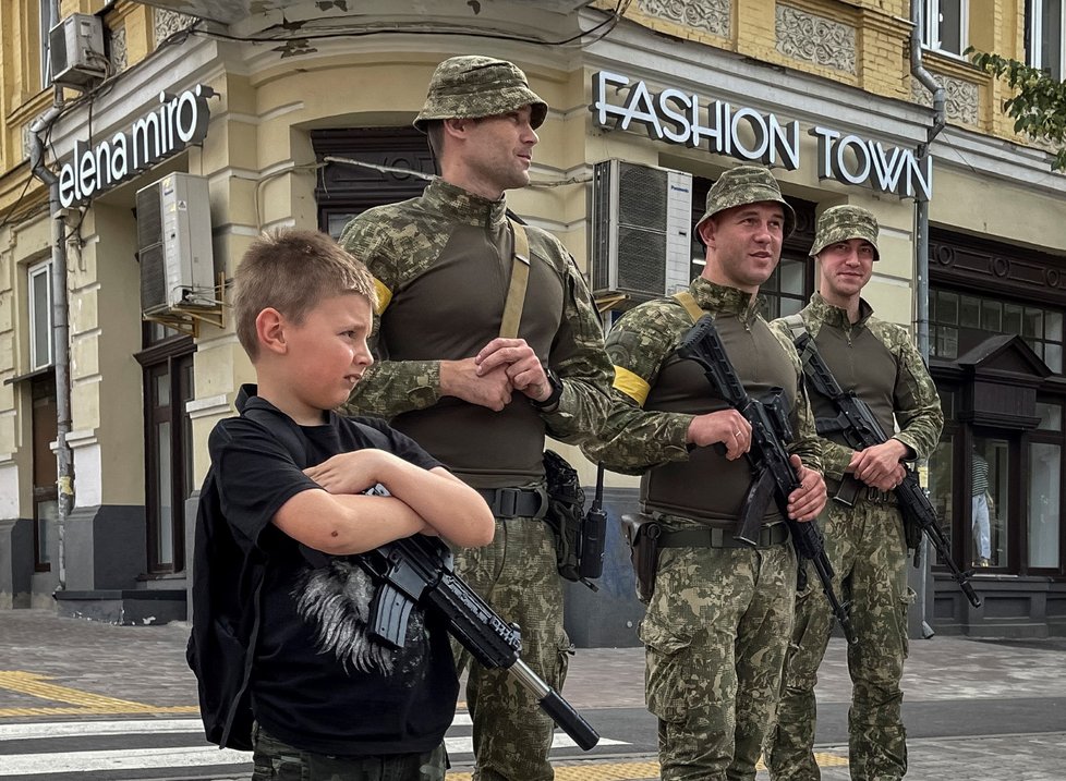 Válka na Ukrajině: Chlapec se s hračkou přidal k hlídce v hlavním městě (22.6.2022)