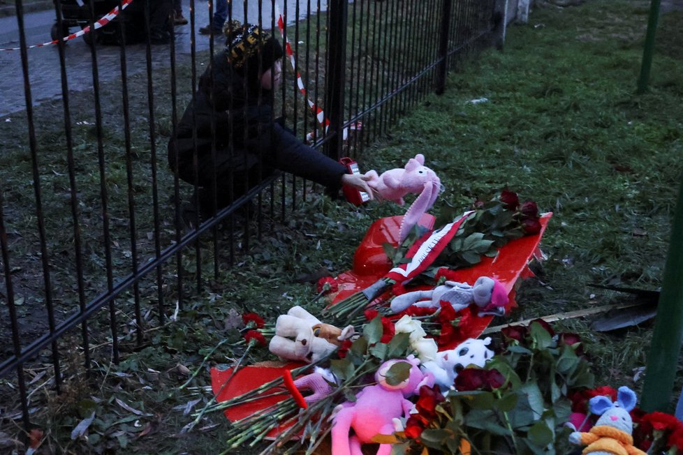 Po pádu vrtulníku u Kyjeva zemřelo několik lidí. Lidé na místo tragédie nosí květiny a hračky.