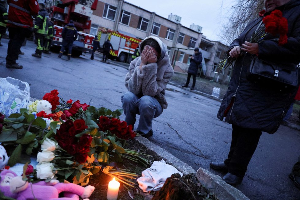 Po pádu vrtulníku u Kyjeva zemřelo několik lidí. Lidé na místo tragédie nosí květiny a hračky.