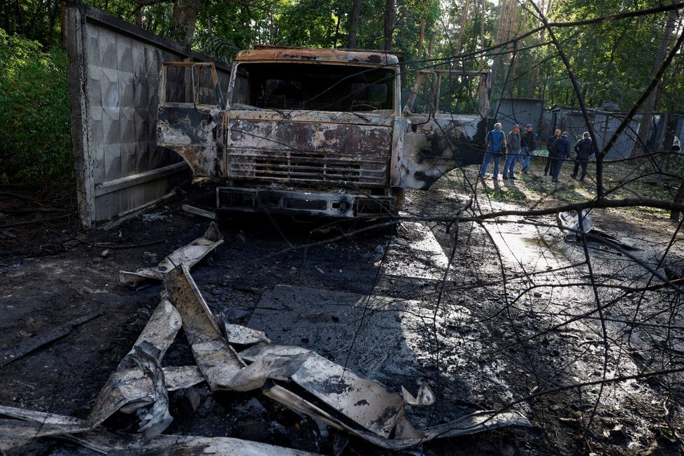 Následky ruského bombardování okraje Kyjeva (6. 9. 2023).