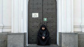 „Ministr je posedlý ďáblem.“ Kyjevští mniši odmítají opustit klášter, došlo k potyčkám
