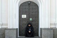 „Ministr je posedlý ďáblem.“ Kyjevští mniši odmítají opustit klášter, došlo k potyčkám